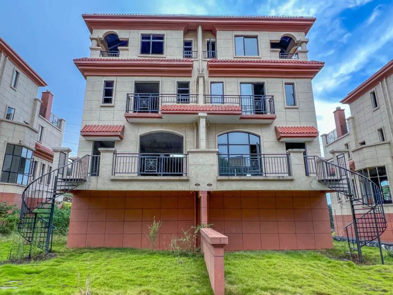 郴州香麓山墅房子值得买吗？项目总占地67373平米，实际建面约128917.36平米，该楼盘位于高铁新城与五岭商圈重合处，背靠增湖公园；小区规划住宅692户，停车位776个。