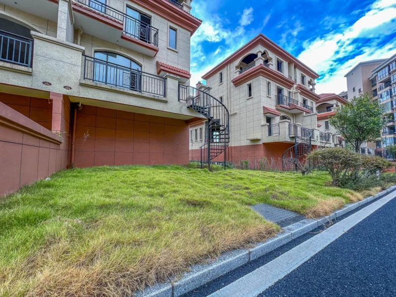 郴州香麓山墅房子值得买吗？项目总占地67373平米，实际建面约128917.36平米，该楼盘位于高铁新城与五岭商圈重合处，背靠增湖公园；小区规划住宅692户，停车位776个。