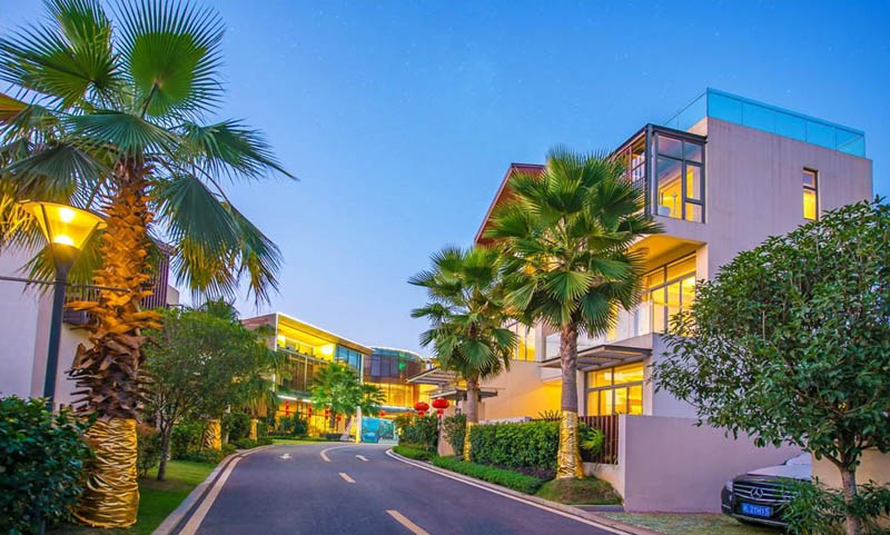 郴州颐和庄园房子值得买吗？项目总占地89666.7平米，实际建面约92118.7平米，小区规划住宅519户，停车位519个；周边配有菁华园学校、明星学校、郴州高铁西站。楼盘坐落郴州小埠南岭生态城颐和庄园。