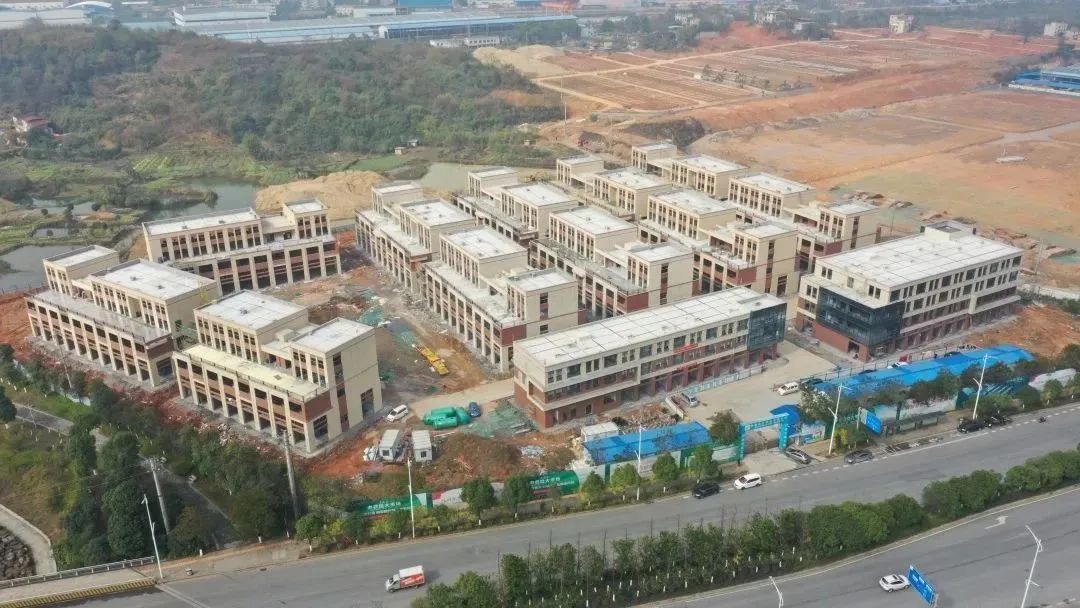 郴州农副产品物流园怎么样？项目总占地504亩，实际建面约35万方，小区一期规划1700户，停车位2380个；周边配有市二十二中学等。楼盘坐落在郴州国庆南路延伸段与郴江路交汇处。