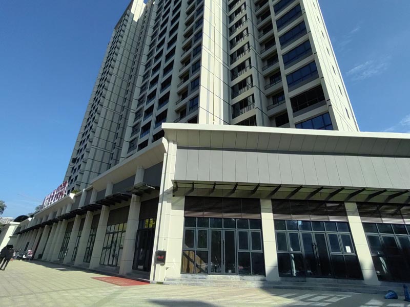 郴州十九峯值得买吗？项目总占地面积7116.05㎡，总建筑面积29082.22㎡，由两栋一层商业和24层住宅组成，总户数197户;***楼间距，前后无遮挡，尊享2200亩石榴湾公园、100亩高仙岭公园。