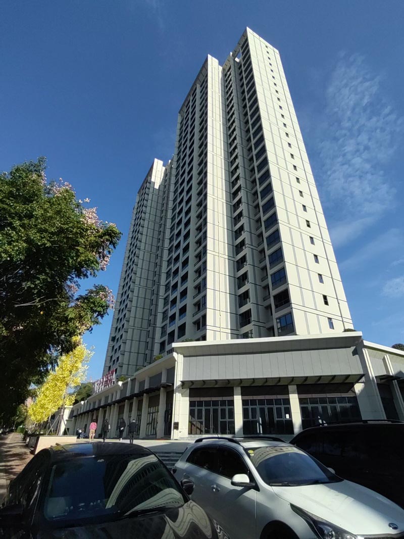 郴州十九峯值得买吗？项目总占地面积7116.05㎡，总建筑面积29082.22㎡，由两栋一层商业和24层住宅组成，总户数197户;***楼间距，前后无遮挡，尊享2200亩石榴湾公园、100亩高仙岭公园。