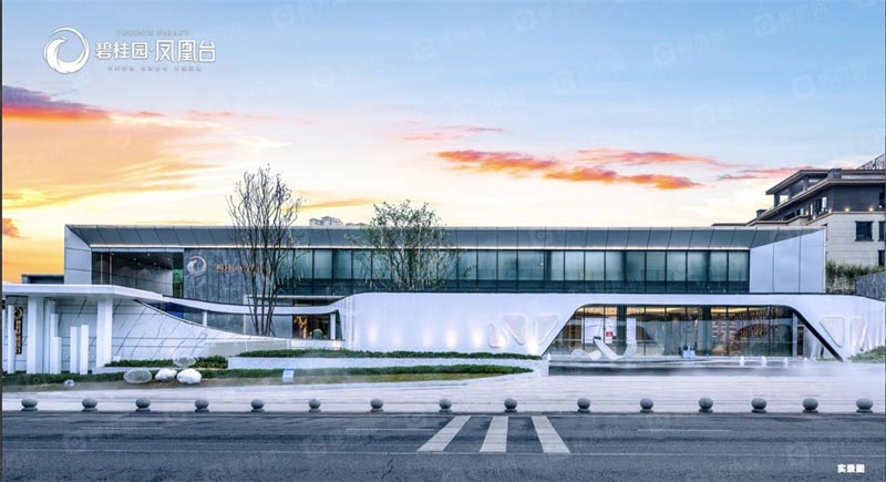 郴州碧桂园凤凰台房子值得买吗？项目总占地156亩，小区规划住宅1826户，停车位1643个；周边配有郴州市人民医院南院、湘南学院附属医院、郴州市十五中；楼盘坐落郴州市北湖区寒溪路与惠泽路交汇处。