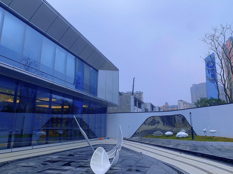 郴州碧桂园凤凰台房子值得买吗？项目总占地156亩，小区规划住宅1826户，停车位1643个；周边配有郴州市人民医院南院、湘南学院附属医院、郴州市十五中；楼盘坐落郴州市北湖区寒溪路与惠泽路交汇处。