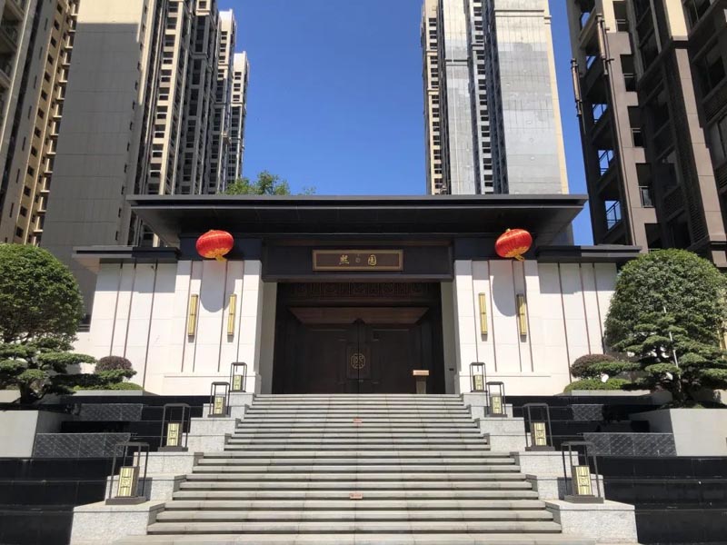 郴州楚鑫顺熙园房子怎么样？项目总占地23439.7平米，小区规划住宅708户，停车位593个；周边配有郴州金盾医院、郴州骨科医院、一中南校区；楼盘坐落在郴州市北湖区寒溪路78号。