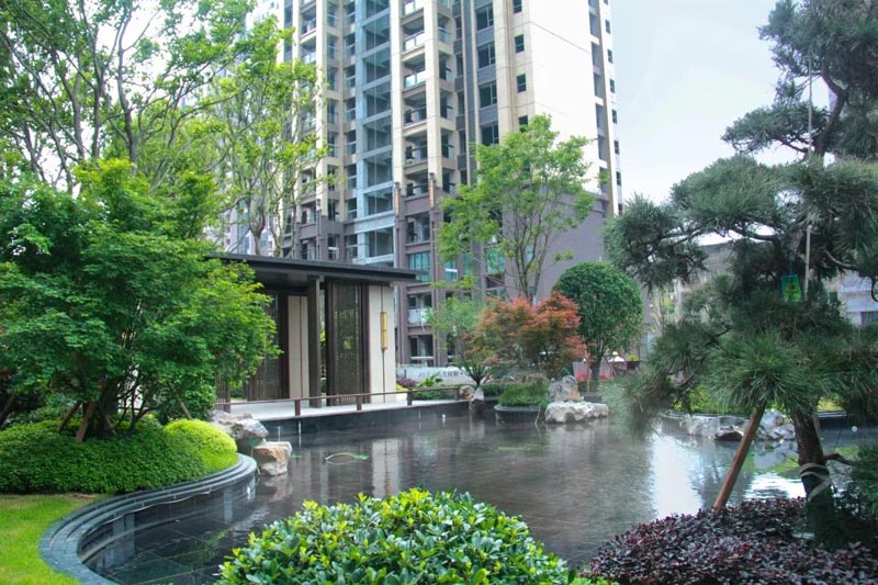 郴州楚鑫顺熙园房子怎么样？项目总占地23439.7平米，小区规划住宅708户，停车位593个；周边配有郴州金盾医院、郴州骨科医院、一中南校区；楼盘坐落在郴州市北湖区寒溪路78号。