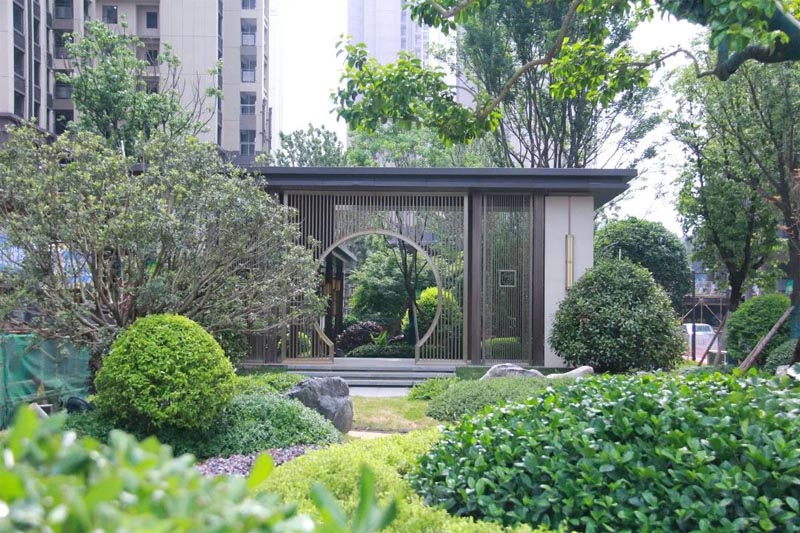 郴州楚鑫顺熙园房子怎么样？项目总占地23439.7平米，小区规划住宅708户，停车位593个；周边配有郴州金盾医院、郴州骨科医院、一中南校区；楼盘坐落在郴州市北湖区寒溪路78号。