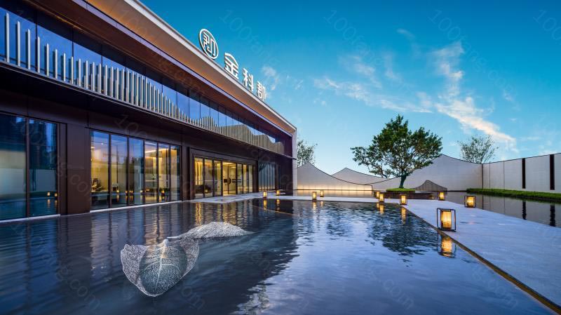 郴州金科郡房子值得买吗？项目总占地85350平米，实际建面约242195.38平米，小区规划住宅有1585户，停车位1444个；周边配有四十二完小、师大附属五雅中学、北湖区第二幼儿园。