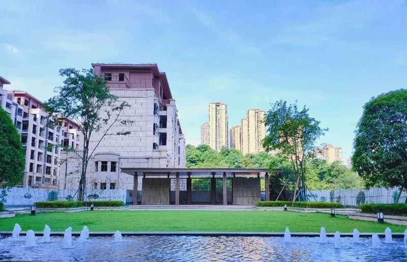 郴州金色御园房子值得买吗？项目总占地69720.29平米，实际建面约288358.668平米，小区规划住宅1733户，停车位1650个；周边配有四十完小（涌泉北校区）、九中骆仙分校。