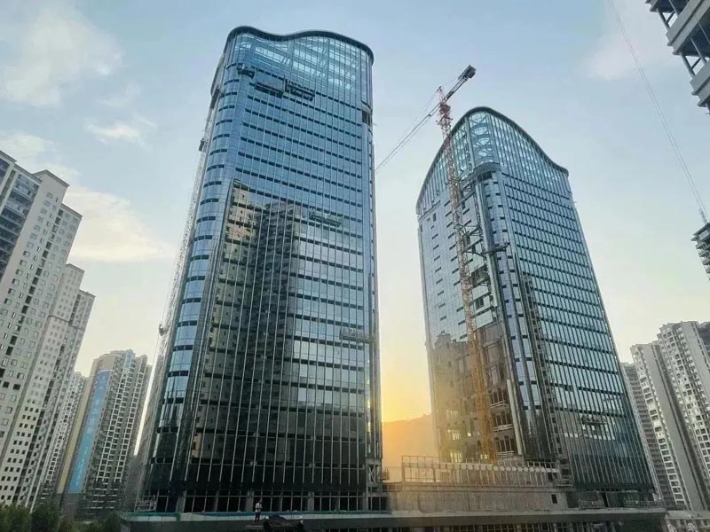 郴州文华国际房子值得买吗？项目总占地59094平米，实际建面约222016.13平米，小区规划住宅828户，停车位1529个；周边配有四十二完小、骆仙中学。楼盘坐落在寒溪路与拥军路交汇处东北角。