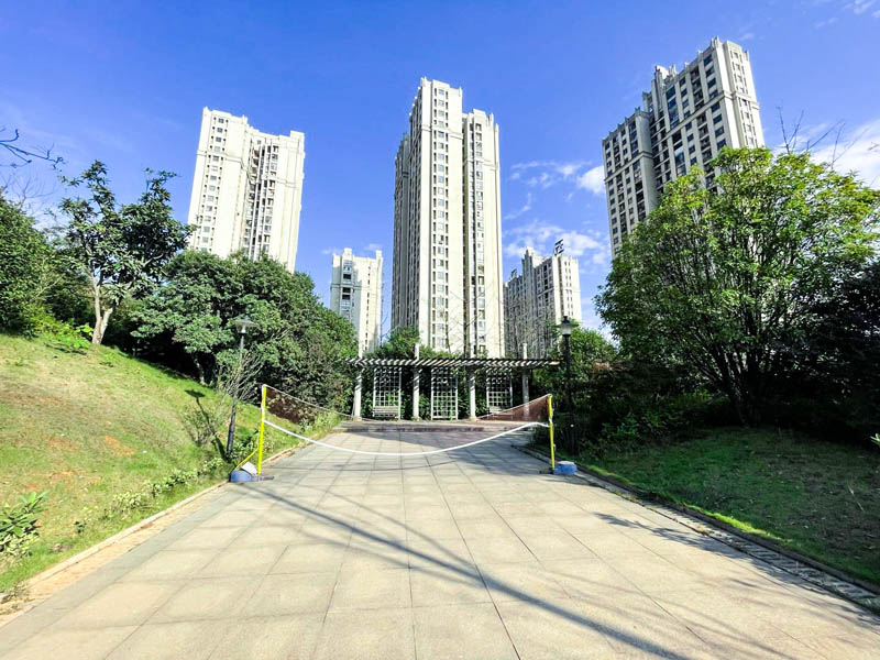 郴州畔山花园房子怎么样？项目总占地约146亩，建筑面积约30万平米，总户数约2000户，绿化率超过41.54%，整个项目分两期开发，目前项一期已经开发完毕，二期占地87亩，由14栋26-29层高层，6栋商业。