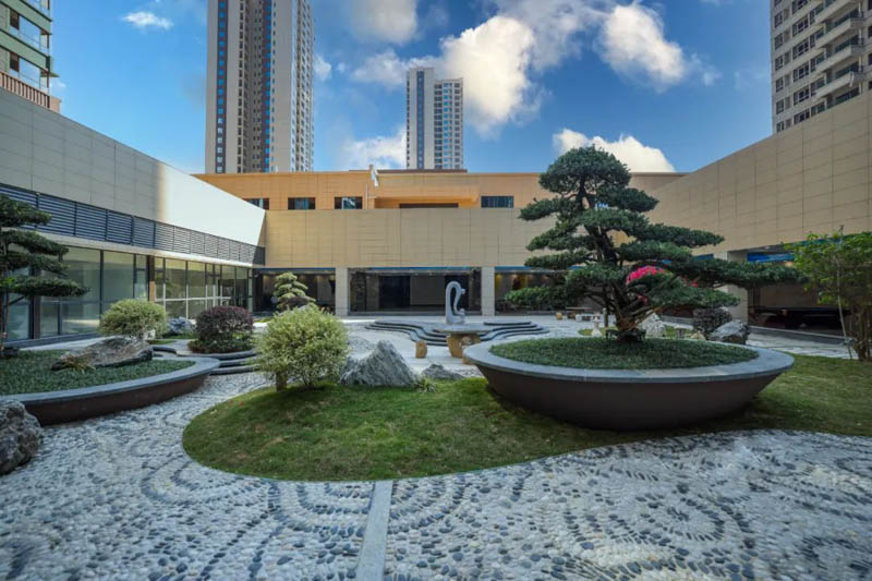 郴州五岭央著房子怎么样？项目总建筑面积30万方，分两期开发，目前一期由两栋高层住宅和6栋别墅组成；周边配有人民医院南院、金盾医院、骨科医院、九中；