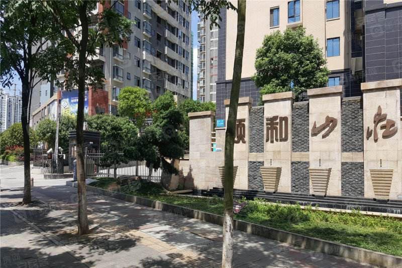 郴州颐和星湾房子值得买吗？项目总占地110亩，实际建面约30万方，停车位773户，停车位749个；周边配有人民医院南院，一九八医院，骨科医院，楼盘坐落在郴州五岭广场冲口路118号。