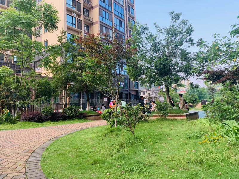 郴州颐和星湾房子值得买吗？项目总占地110亩，实际建面约30万方，停车位773户，停车位749个；周边配有人民医院南院，一九八医院，骨科医院，楼盘坐落在郴州五岭广场冲口路118号。