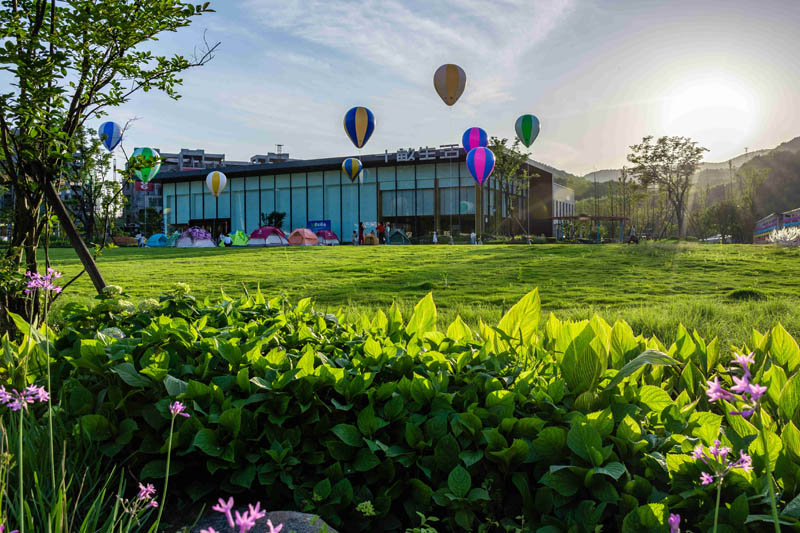 郴州十畝泉生活房子值得买吗？项目总占地约8000亩，建面约约188万㎡，小区规划住宅1944套，公寓412套，一期停车位863个；周边配有郴州市第四人民医院、华湘学校、许家洞学校。