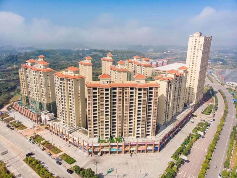 郴州翰林学府房子怎么样？项目由10栋住宅1栋公寓构成，规划总户数1031户，总高为17-31层。项目配备地下停车位632个，项目所处五里牌镇为市二中发源地。