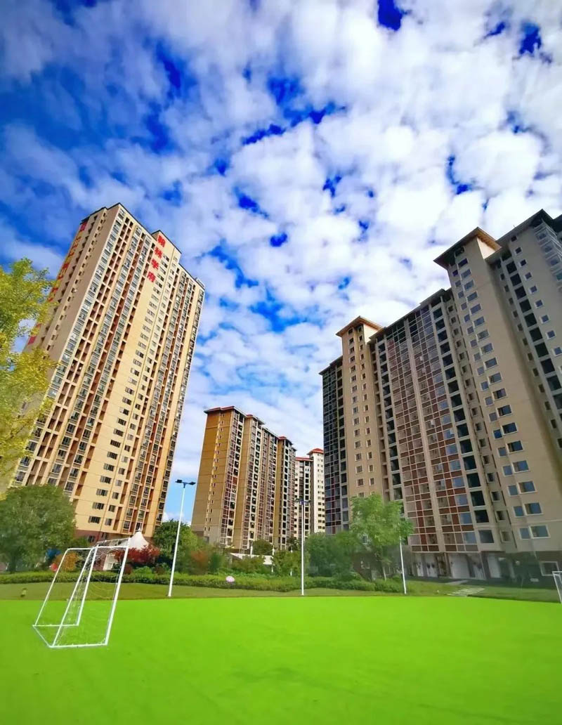 郴州翰林学府房子怎么样？项目由10栋住宅1栋公寓构成，规划总户数1031户，总高为17-31层。项目配备地下停车位632个，项目所处五里牌镇为市二中发源地。