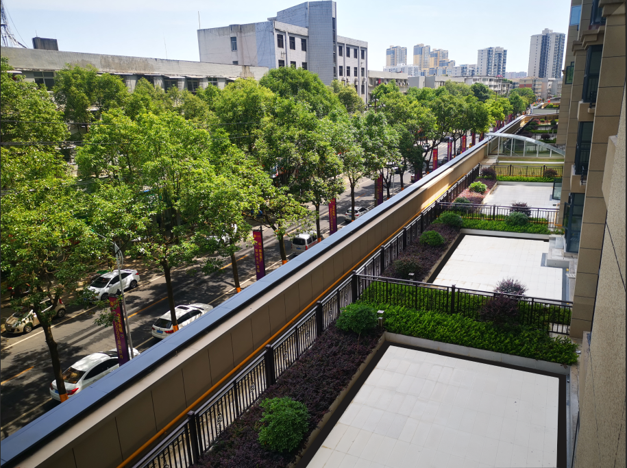 株洲高科云水湾位于株洲市天元区滨江南路与南塘路交汇处,项目占地116亩,总建面积约17万方,项目共分两期开发,项目12栋电梯大平层围合式布局,开发商是株洲高科房地产开发有限公司