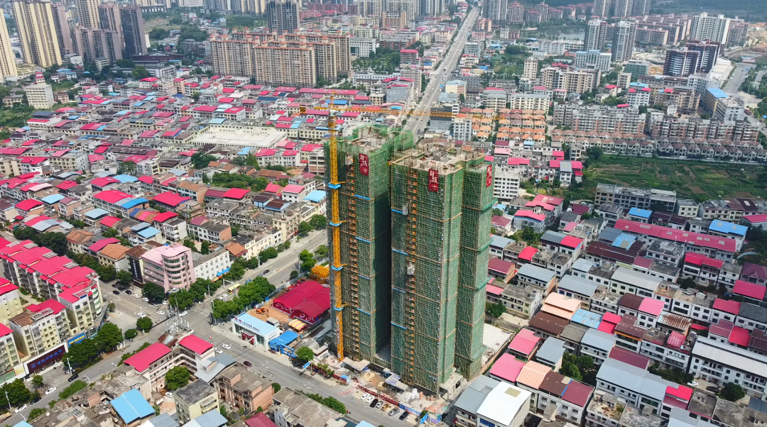 雄锋&bull;友豪国际位于安仁县主街道五一路与万福路交汇处，项目总占地面积（13.9亩），由1栋高端精品住宅楼和1栋轻奢国际酒店组成。A栋现代中国风精品高端住宅总层高约100米，共33层，为安仁中心城区最高楼。